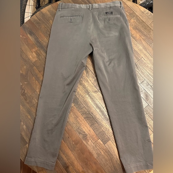 Men’s Banana Republic Gray Chino Pants. Size 35 X 32 - Picture 3 of 4